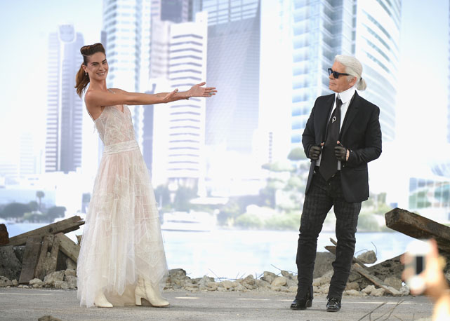 Karl Lagerfeld na entrada final do desfile de alta-costura da Chanel, em Paris - Getty Images