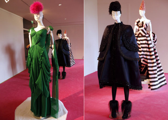 Dois looks expostos no Musée des Arts Décoratifs, em Paris - Foto: Getty Images