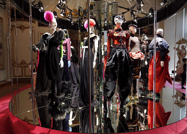 Vista geral dos looks criados por Christian Lacroix em tributo a Elsa Schiaparelli - Foto: Getty Images