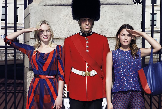 Referências da cultura britânica foram inseridas na colecão em parceria com a fast-fashion - Foto: divulgacão