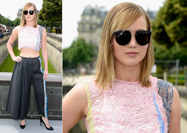 A atriz Jennifer Lawrence combinou seu cropped top com calça estilo pantalona - Foto: Getty Images
