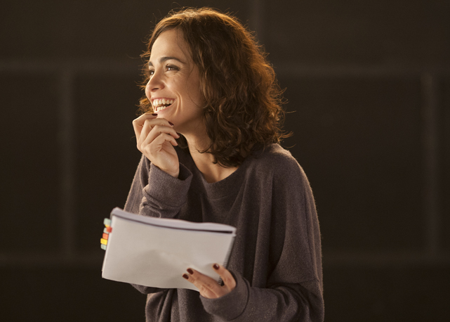 A atriz em momento descontraído no set de filmagens - Foto: divulgação