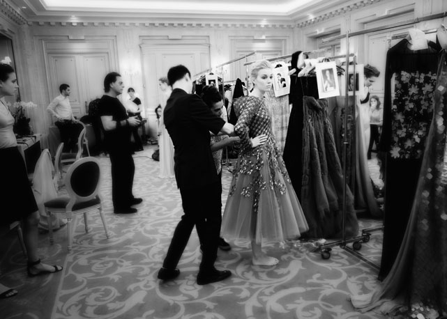 Já vestida para o show, modelo recebe os últimos ajustes antes de subir a passarela - Foto: Getty Images