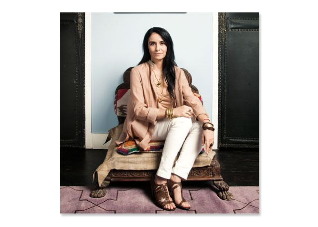  Aurora no cantinho budista de seu ateliê, Talavera, onde além de suas joias, também vende achados étnicos especiais - Foto:Tiago Chediak/ Harper's Bazaar