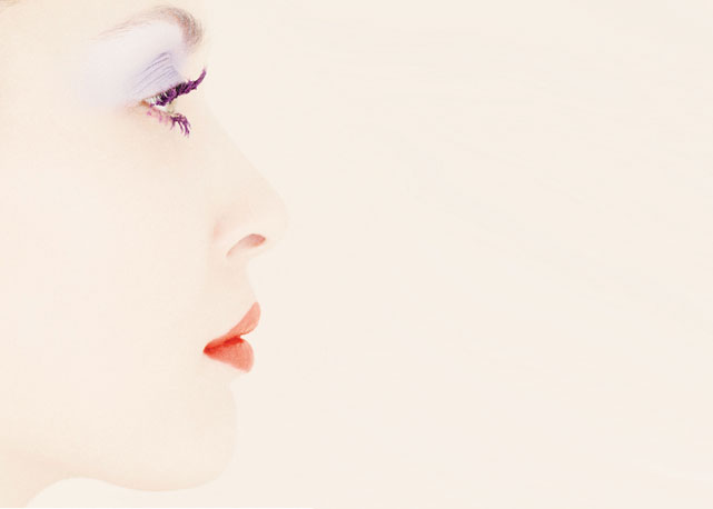 Sombra Beautiful Iris, M.A.C.;Batom rouge in love rose boudoir, Lancôme - Foto:Mel Bles/ Harper's Bazaar