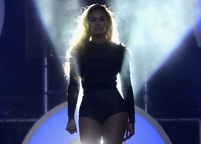 Beyoncé no palco do Chime for Change - Foto: Getty Images
