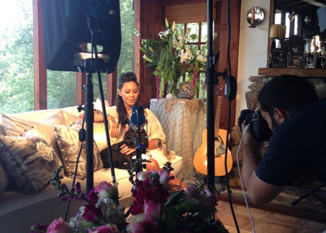 Deborah Anderson nos bastidores do shooting para A Fashionable Life, na edição de julho da Bazaar - Foto: Gabriella Paschoal/Harper's Bazaar