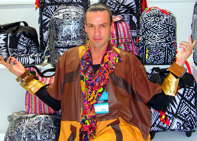 Dudu Bertholini e suas bolsas super estampadas - Foto: Divulgação