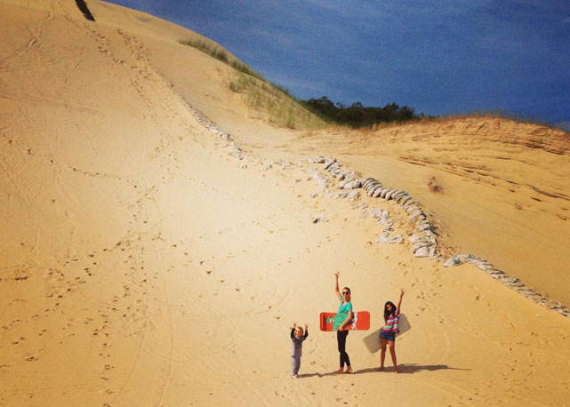 Marina com os filhos, Ravi e Luna, nas dunas de Garopaba - Foto: Marina Sanvicente