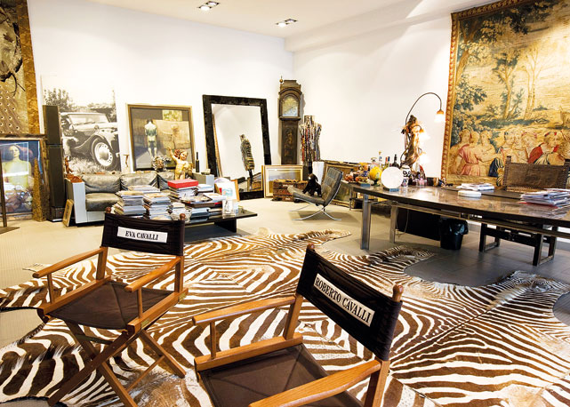 O estúdio de Cavalli é o reflexo perfeito do estilista - Foto:Reprodução/ Harper's Bazaar 