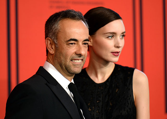 Francisco Costa com sua nova garota-propaganda Rooney Mara - Foto: Getty Images