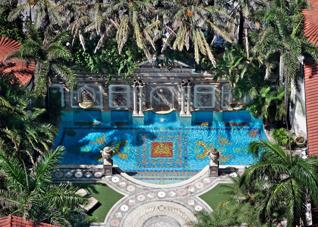 A piscina adornada com mosaico de ouro - Foto: reprodução