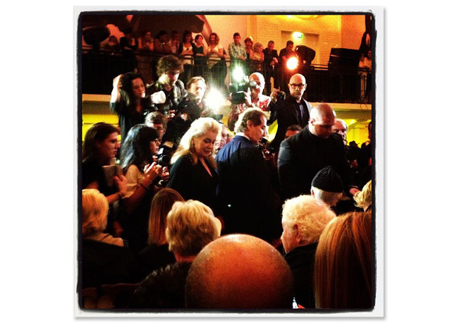 Catherine Deneuve chegando no desfile de Jean Paul Gaultier - Foto: reprodução/ Instagram 