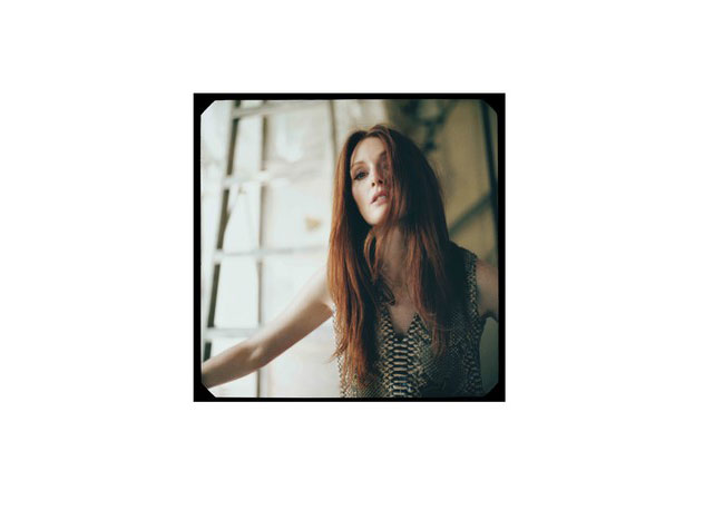 Um look de Julianne Moore na nova campanha de Reed Krakoff - Foto: Reprodução