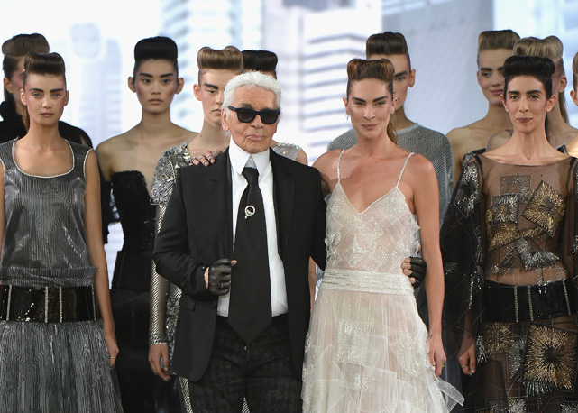Karl Lagerfeld com suas modelos na passarela de alta-costura da Chanel, em julho de 2013 - Foto: Getty Images