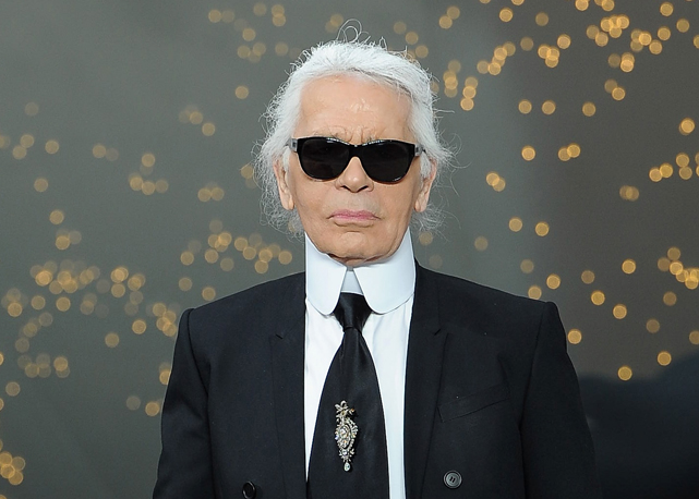 Karl Lagerfeld e seus famosos óculos escuros - Foto: Getty Images