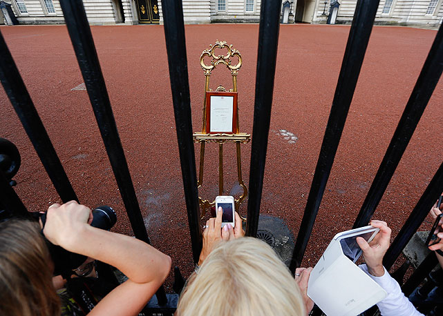 Comunicado oficial do nascimento do bebê real, no palácio de Buckingham - Foto: Getty Images
