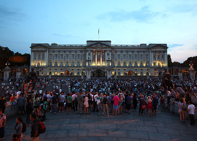 Britânicos comemoram o nascimento do bebê real no palácio de Buckingham - Foto: Getty Images