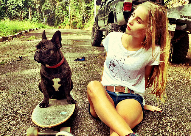 Camiseta com estampa de buldogue, da Marakuthai - Foto: Divulgação