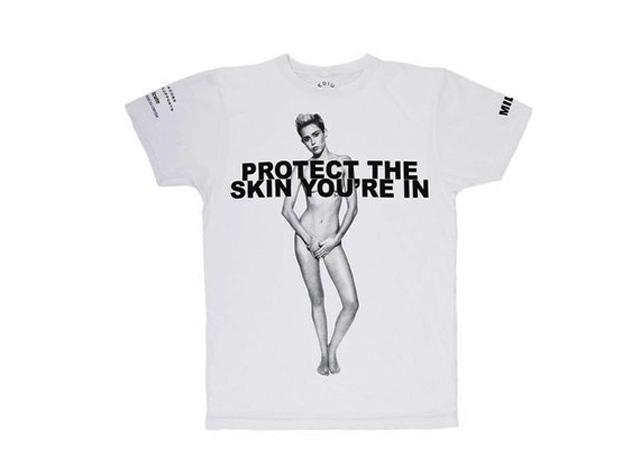 Miley Cyrus na camiseta de Marc Jacobs - Foto: Divulgação