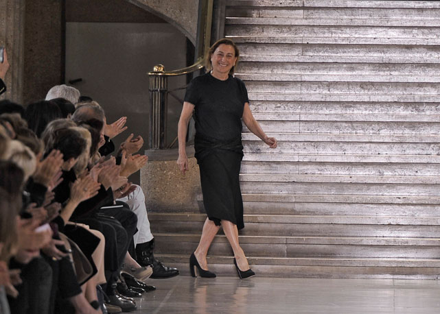 Miuccia Prada no fim de um dos desfiles da marca - Foto: Getty Images