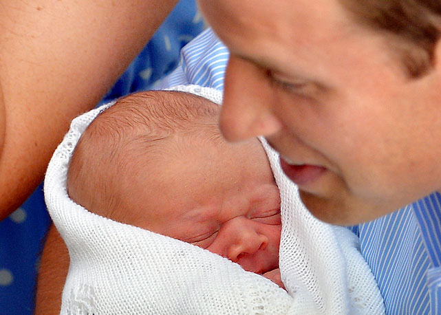 Príncipe William segura o filho na saída do hospital St. Mary - Foto: Getty Images