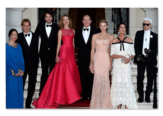 Da esquerda para a direita: Tatiana Santo Domingo, Andrea Casiraghi, Antoine Arnault, Natalia Vodianova, príncipe Albert, princesa Charlene, princesa Caroline e Karl Lagerfeld - Foto: Getty Images