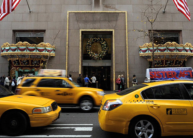 Fachada da Tiffany na Fifth Avenue, decorada para o Natal - Foto: Getty Images