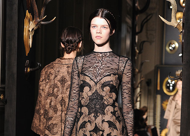 Modelo na passarela da Valentino - Foto: Getty Images