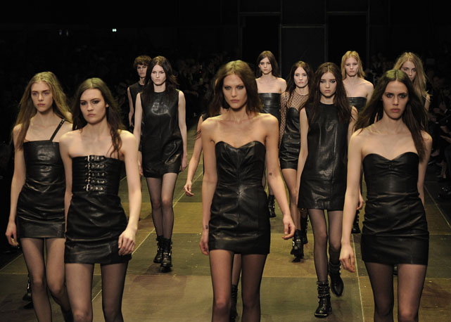 Entrada final do desfile de inverno 2014 da Saint Laurent - Foto: Getty Images