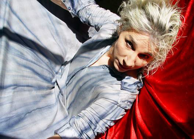 Denise Stoklos estreia peça baseada em texto de Franz Kafka - Foto: divulgação