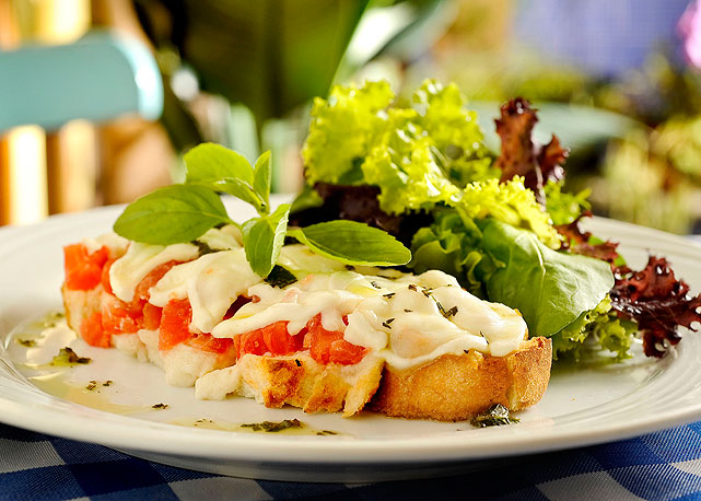 Uma das receitas presentes no livro, o Tartine de tomate e mussarela - Foto: divulgação 