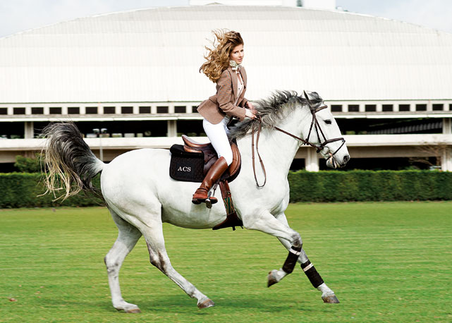 Ana Carolina Scafuro veste casaca, calça e botas de seu acervo pessoal; camisa,R$ 2.960, Emilio Pucci; lenço, R$ 1.580, Gucci; cinto, R$ 98, Richard’s; e anel, Dior - Foto: Catherine Ferraz/ Harper's Bazaar