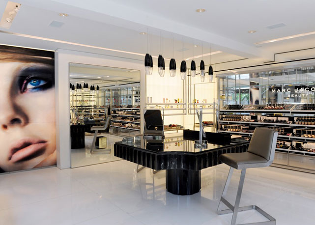 Nas prateleiras a linha de maquiagem que o estilista assina em parceria com a Sephora - Foto: Reprodução