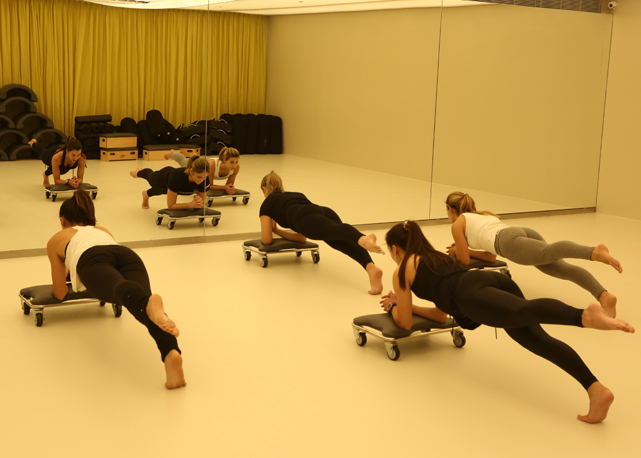 Aula de flow pilatas rolando na Bodytech