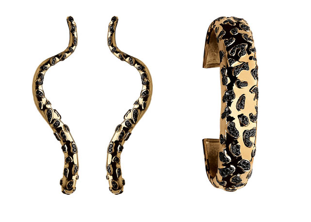Brinco Leopardo Longo de ouro e diamante negro(R$ 12.500,00) e bracelete Leopardo de ouro e diamante negro (R$ R$ 20.000,00) - Fotos: divulgação