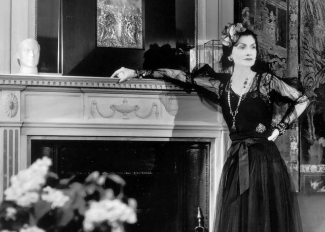 Chanel em sua suite no Ritz, em Paris. A foto foi publicada na Harpers Bazaar em 1937 na época da divulgação do perfume Chanel n5 - Foto: reprodução/Arquivo Harpers Bazaar