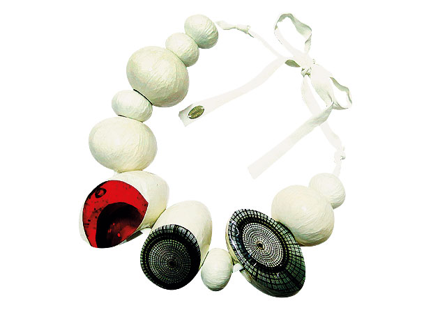 Colar de Maria Calderara para Dona Coisa (R$1.640) - Foto :Reprodução/ Harper's Bazaar
