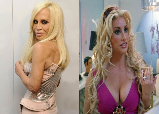 À esq, Donatella Versace e à dir. Gina Gershon  em "Ugly Betty" - Fotos: Reprodução