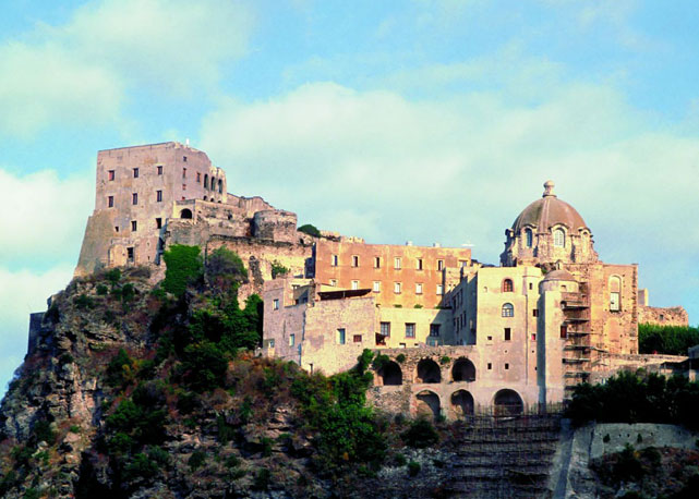 Castelo Aragônes na ilha italiana Íschia - Foto: Divulgação