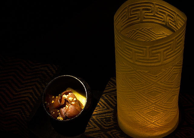 Luminária comestível feita de filigrana de mandioca, e pato curado no molho de arubé (feito com tucupí) com farinha ovinha, croquete líquido de tacacá e mandioca crocante - Foto: divulgação