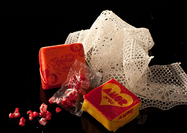 Paçoca Amor de mousse de amendoim envolta em folha de banana, mousse de queijo com goiabada, envolta em papel de goiaba criados pela designer, pipoca de tapioca e bala de jabuticaba - Foto: divulgação