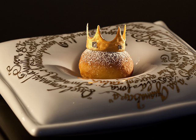 Travesseirinho de porcelana é o suporte a versão salgada de sonho, recheado com creme de bacalhau e azeitonas verdes, com uma coroa de telha de alho - Foto: divulgação