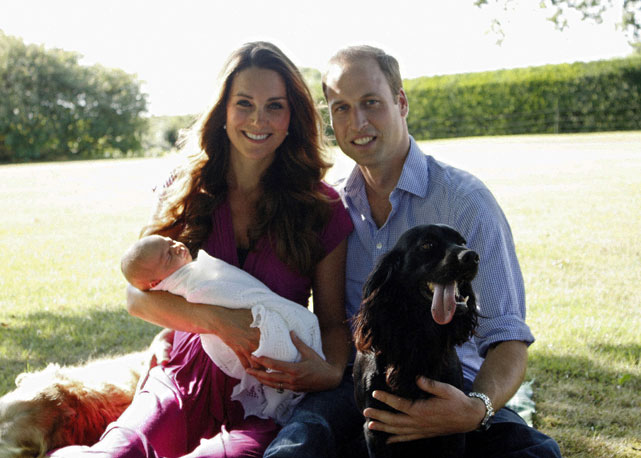 O casal posou com os cachorros Tilly e Lupo para as lentes do pai de Kate no jardim da casa dos Middleton em Bucklebur, na Inglaterra - Foto: Getty Images/Michael Middleton
