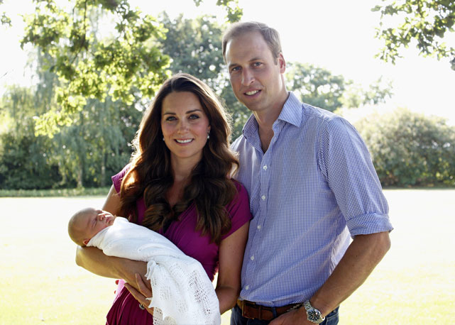 Os orgulhosos neo papais Kate Middleton e príncipe William com o pequeno George Louis Alexander nos braços - Foto: Michael Middleton/Getty Images