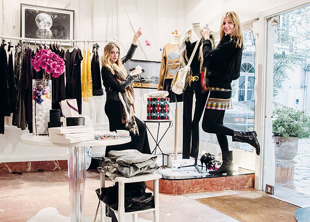 Tallulah Rufus Isaacs e Julia Van Hagen são os nomes por trás da The Space, loja parisiense que reúne uma seleção apurada de estilistas locais - Foto: divulgação/ Harper's Bazaar