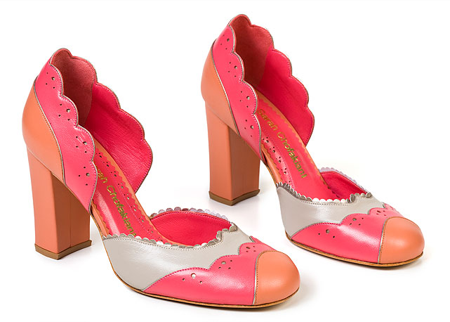 A mistura de cores fortes nos sapatos do verão 2014 de Sara Chofakian - Foto: divulgação