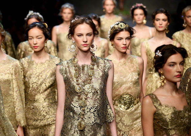 Um mar de dourados na entrada final da Dolce & Gabbana - Foto: Getty Images