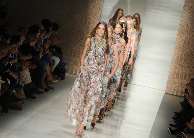 Entrada final do desfile de verã0 2014 da Etro - Foto: Getty Images