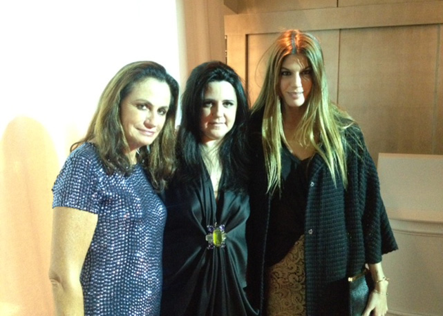 Adriana Degreas entre Georgina Brandolini (à esquerda) e Bianca Brandolini (à direita) - Foto: divulgação